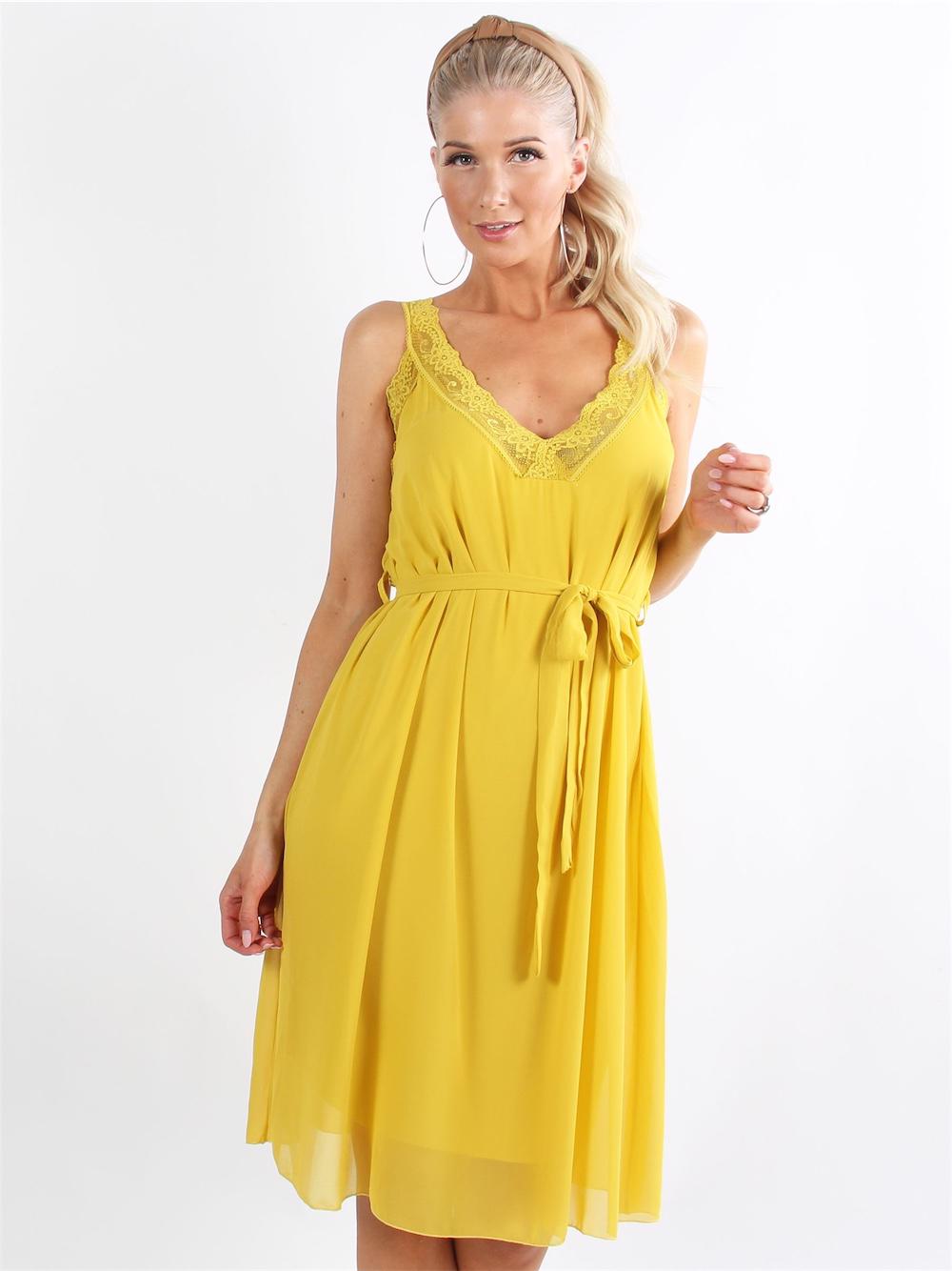 Aleta - Armygrøn chiffonkjole med blondekant og bindebånd